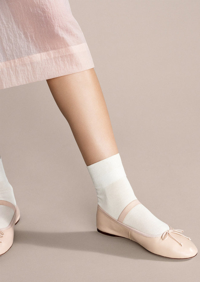 A pair of classic socks in ivory.